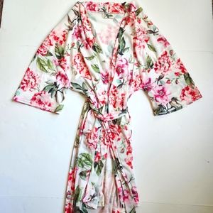 Show Me Your Mumu Short Brie Robe One Size Pink and White Rose Floral Ki…